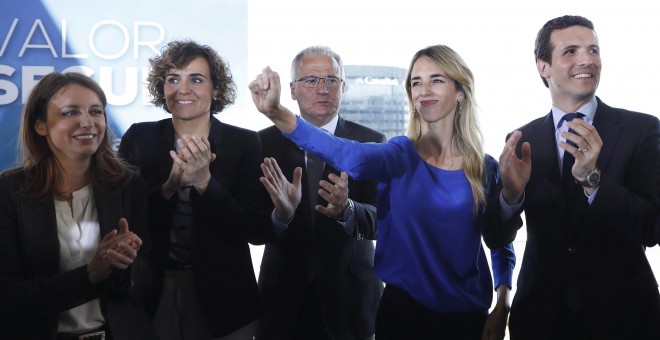 El presidente del PP, Pablo Casado, durante la presentación en Barcelona del programa de su partido para las próximas elecciones generales, en un acto acompañado por la vicesecretaria de Estudios y Programas del PP, Andrea Levy (i), la portavoz parlamenta