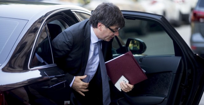 El expresident Carles Puigdemont saliendo de su coche oficial | EFE