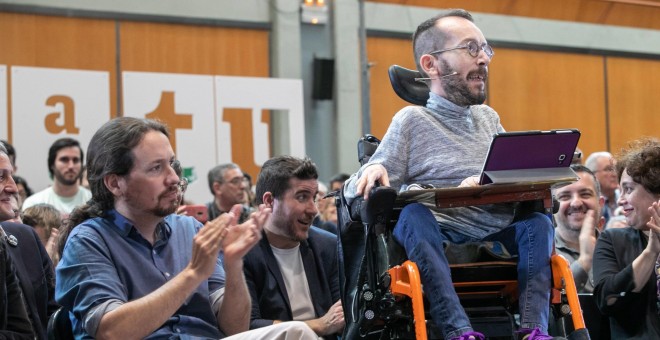 El candidato de Unidas Podemos a la Presidencia del Gobierno, Pablo Iglesias (i), aplaude la intervención de Pablo Echenique (d), candidato al Congreso por Zaragoza, durante el 'Encuentro con la gente' que han mantenido en Zaragoza. EFE/Javier Cebollada