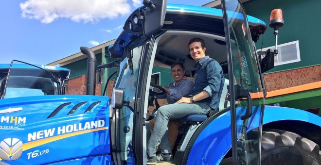 El líder del PP, Pablo Casado, subido a un tractor en una imagen de archivo. | Twitter