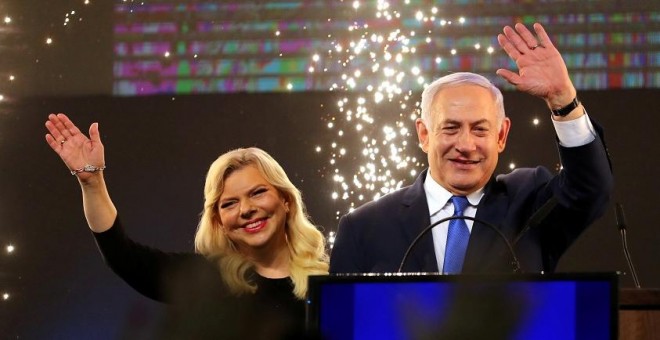 10/04/2019 - El primer ministro israelí, Benjamin Netanyahu, y su esposa Sara, celebran la victoria en las elecciones israelíes. / REUTERS - AMMAR AWAD