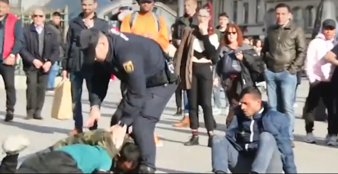 Un agente antidisturbios golpea a uno de los implicados en una pelea en la Puerta del Sol (Madrid). / TWITTER
