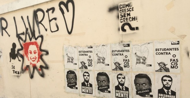 Carteles contra el presidente Bolsonaro en el Campus de Praia Vermelha de la Universidad Federal de Río de Janeiro (UFRJ). | Víctor David López