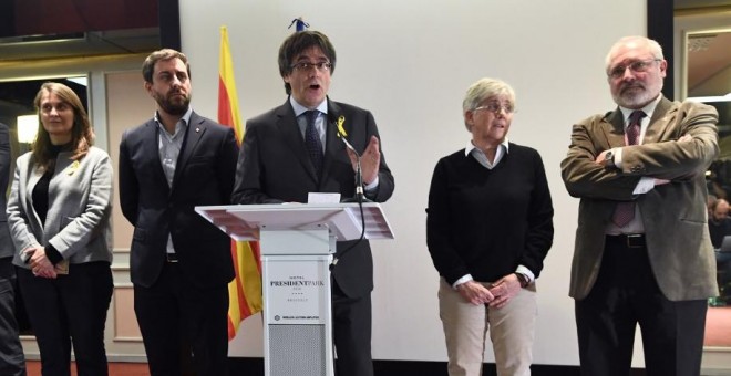 06/12/2017 Carles Puigdemont flanqueado por Meritxell Serret, Antoni Comin, Clara Ponsati y Lluis Puig | AFP/ Emmanuel Dunand