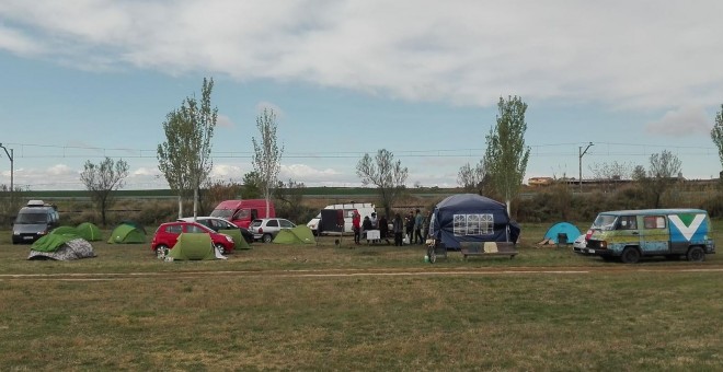 Antiespecistas acampados junto al macromatadero del presunto criminal italiano Piero Pini | Ferrán Barber