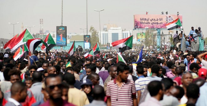 11/04/2019 - Los manifestantes sudaneses asisten a una manifestación que exige al presidente sudanés Omar Al-Bashir que abandone el Ministerio de Defensa en Jartum el 11 de abril de 2019 | Reuters
