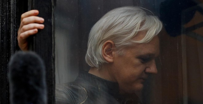 Julian Assange, en una fotografía de archivo tomada en el balcón de la embajada ecuatoriana. - REUTERS