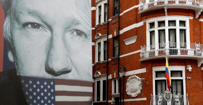 Imagen de un póster con la cara del fundador de WikiLeaks, Julian Assange, en la embajada ecuatoriana de Londres, en una imagen de archivo. / REUTERS