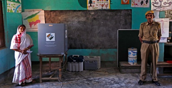 Una mujer indú tras votar en un colegio electoral en Majuli, una gran isla fluvial en el río Brahmaputra, en el estado de Assam, al noreste de India. REUTERS / Adnan Abidi