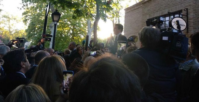 Pablo Casado se dirige a un grupo seguidores en el Parque del Retiro de Madrid. (M.M.J.)