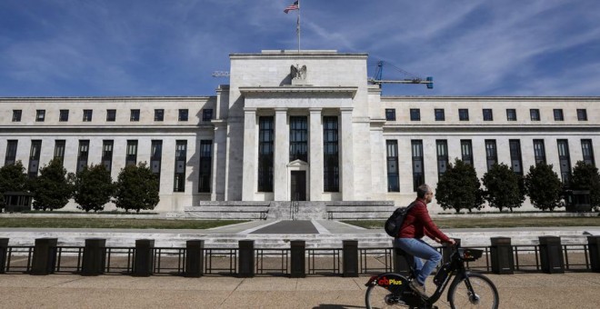 Un hombre en bicicleta pasa delante del edificio de la Reserva Federal, en la Avenida Constitución de Washington. REUTERS/Brendan McDermid