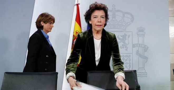 La ministra Portavoz, de Educación y Formación Profesional, Isabel Celaá y detrás la ministra de Justicia, Dolores Delgado, en Moncloa en la tradicional rueda de prensa de los viernes. (JUAN CARLOS HIDALGO | EFE)