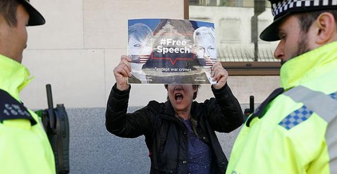 Manifestante en apoyo a Julian Assange en los alrededores de la Corte de Magistrados de Westminster en Londres. REUTERS/Peter Nicholls