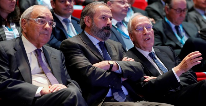 El nuevo presidente de Endesa, Juan Sánchez-Calero, acompañado por Rodolfo Martín Villa, y Manuel Pizarro,  durante la junta de accionistas de la eléctrica. EFE/Chema Moya