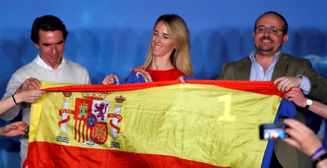 12/04/2019 - El expresidente del Gobierno José María Aznar (i), al finalizar el acto de campaña del PP, acompañando a la número uno al Congreso por Barcelona, Cayetana Álvarez de Toledo (c), y el presidente del PPC, Alejandro Fernández (d). EFE/Toni Albir