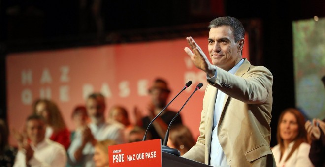 13/04/2019.- El presidente del Gobierno, Pedro Sánchez, participa en un acto de campaña electoral del PSOE en el Centro de Congresos Pirámide de la localidad tinerfeña de Arona. EFE/ Cristóbal García