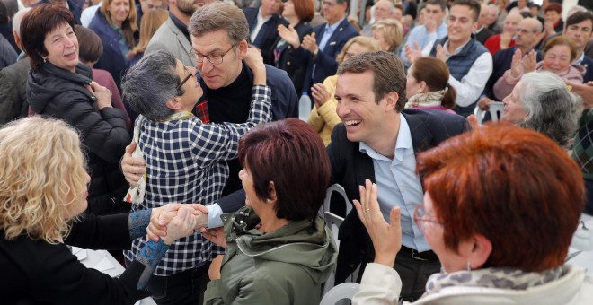 14/04/2019.- El candidato del PP a la presidencia del Gobierno Pablo Casado y el presidente de la Xunta, Alberto Núñez Feijóo, en Santiago de Compostela. / EFE