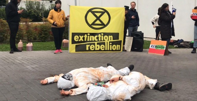 Extinction Rebellion bloquea el acceso a Repsol para visibilizar la emergencia climática. Extinction Rebellion