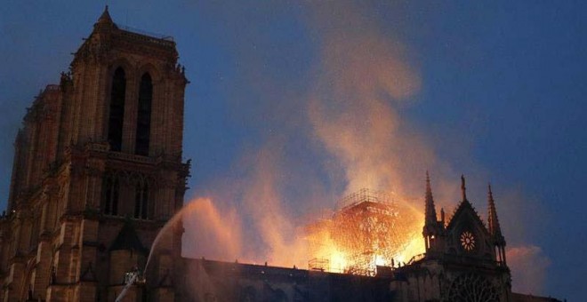 Aspecto general del devastador incendio en París. (EFE)