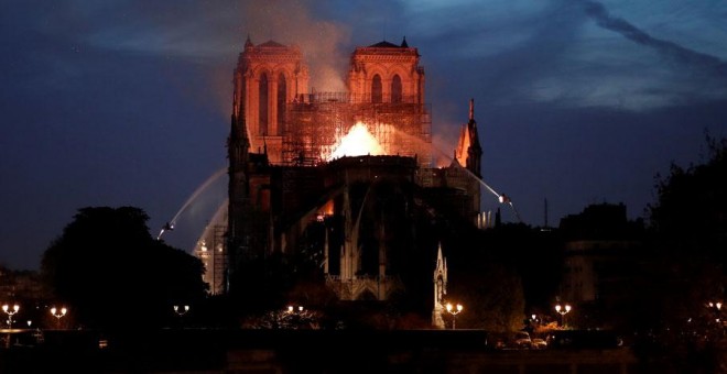 Incendio en la catedral de Notre Dame. REUTERS/Benoit Tessier