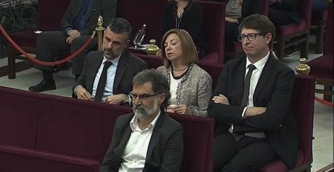 Santi Vila, Meritxell Borrás, Carles Mundó, Jordi Cuixart y Josep Rull, este lunes en el juicio al 'procés'. EFE