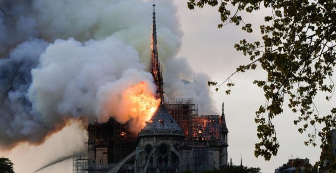 La aguja de Notre Dame ha caído a causa del incendio. / AFP