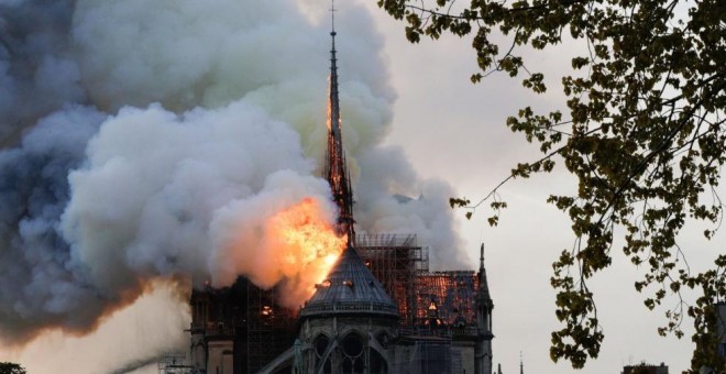 La aguja de Notre Dame ha caído a causa del incendio. / AFP