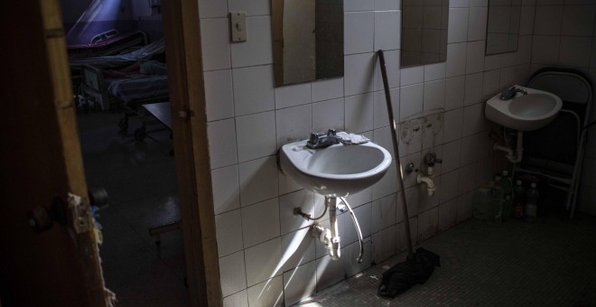 Los baños de una de las habitaciones del Hospital Oncológico Luis Razzeti de Caracas, Venezuela. -JAIRO VARGAS