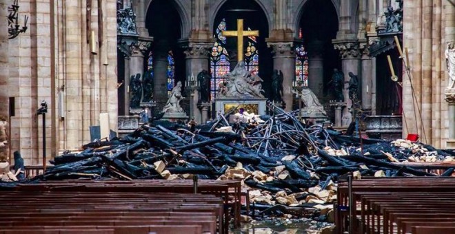 Vista del interior de la catedral de Notre Dame después del incendio sufrido. EFE