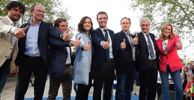 El torero Miguel Abellán, el presidente del Senado, Pio Garcia Escudero; el candidato a la alcaldia de Madrid, José Luis Martínez- Almeida; la candidata a la Comunidad de Madrid, Isabel Diaz Ayuso;el presidente del PP, Pablo Casado; Daniel Lacalle y Adolf