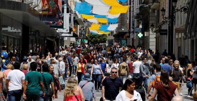 Personas caminando por una de las principales vías comerciales del centro de Madrid, la calle Preciados.  REUTERS/Paul Hanna