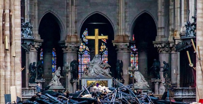 Los restos en el interior de la catedral de Notre Dame tras el incendio. Christophe Petit Tesson / REUTERS