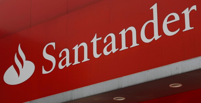El logo del Banco Santander en una de sus sucursales en Ciudad de México. REUTERS/Edgard Garrido