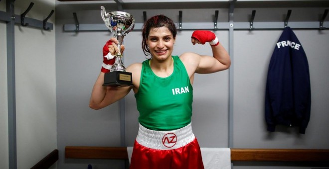 La boxeadora iraní, Sadaf Khadem, posa en el vestuario tras ganar la pelea contra la francesa Anne Chauvin / Reuters