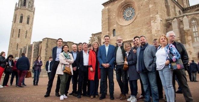 El presidente del Gobierno y candidato socialista a la reelección, Pedro Sánchez (c), acompañado del alcalde de Lleida, Fèlix Larrossa (cd), durante la visita que ha realizado a la Seu Vella de Lleida. EFE/ Adrián Ropero
