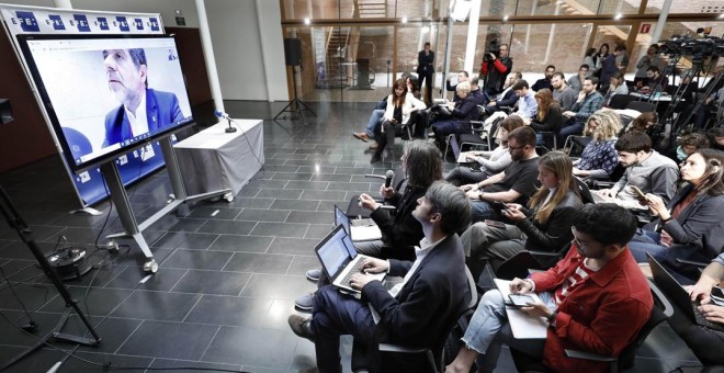 Una pantalla proyecta una imagen del cabeza de lista de JxCat al Congreso por Barcelona, Jordi Sànchez, durante la rueda de prensa desde el centro penitenciario de Soto del Real (Madrid), por vía telemática. EFE/ Andreu Dalmau