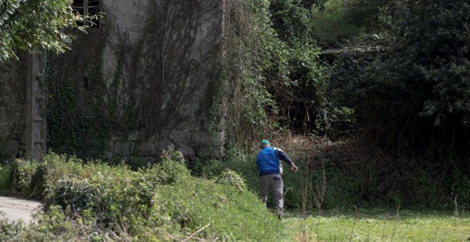 Un hombre trabaja en un jardín en Lugo, Galicia. EFE/ Eliseo Trigo