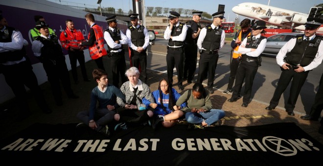 19/04/2019 - Activistas de Extinction Rebellion asisten a una protesta en el aeropuerto de Heathrow (Londres) el 19 de abril de 2019 | REUTERS/ Simon Dawson