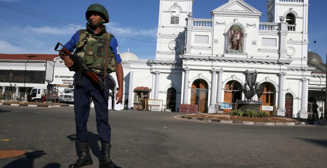 22/04/2019 - Un oficial de seguridad frente al santuario de San Antonio en Colombo, después de la detonación de varias bombas en iglesias y hoteles de lujo en Semana Santa | REUTERS/ Athit Perawongmetha