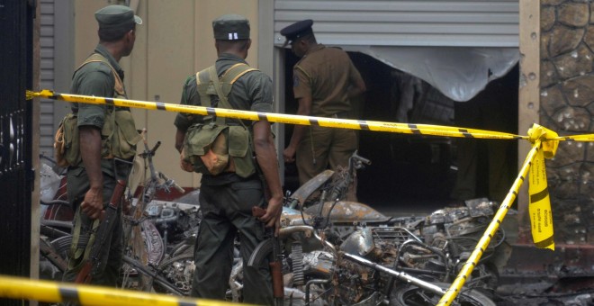 21/04/2019 - Militares de Sri Lanka montan guardia cerca del lugar de la explosión en una iglesia en Batticaloa el 21 de abril de 2019 | REUTERS