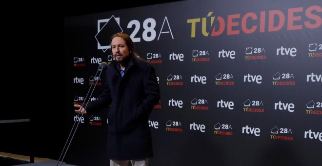 El candidato a la presidencia del Gobierno por Unidas Podemos, Pablo Iglesias, atiende a los medios de comunicación a la finalización del debate celebrado en el Estudio 1 de Prado del Rey, en Madrid. EFE/JuanJo Martín.