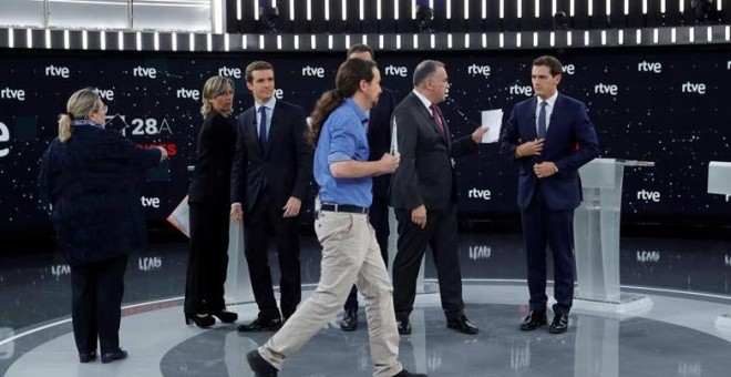 Los cabezas de lista del PP, Pablo Casado (3i); Cs, Albert Rivera (d); y Unidas Podemos, Pablo Iglesias (c), antes del comienzo del primer debate a cuatro en TVE. (JUANJO MARTÍN | EFE)