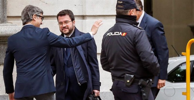 El vicepresidente de la Generalitat, Pere Aragonès (2i), a su llegada este martes al Tribunal Supremo para declarar como testigo en la 34 jornada del juicio del 'procés'. EFE/Emilio Naranjo
