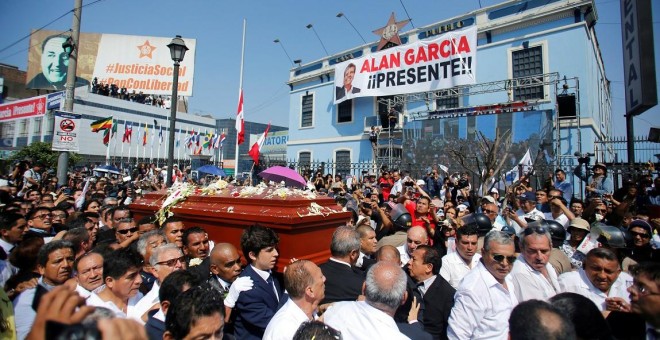 19/04/2019 - Amigos y familiares del expresidente de Perú Alan García trasladan el féretro con sus restos en Lima. / REUTERS - JANINE COSTA