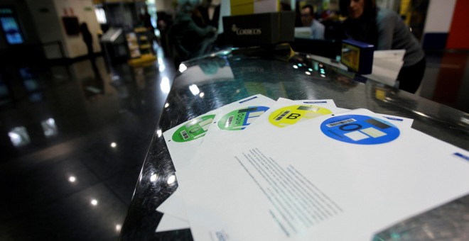 23/04/2019 - Este miércoles entra en vigor la obligatoriedad de llevar el distintivo ambiental de la DGT para circular por la ciudad de Madrid | EFE/ Carlos Perez