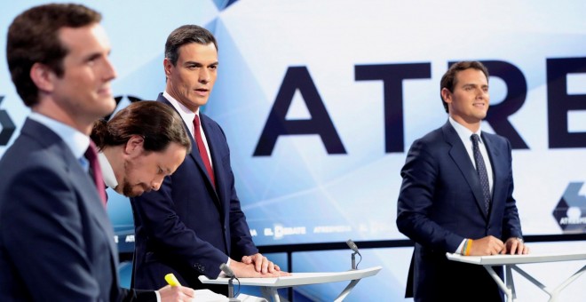 23/04/2019.- Los candidatos a presidir el Gobierno de España tras las elecciones generales, Pablo Casado; Pablo Iglesias; Pedro Sánchez y Albert Rivera, antes del inicio del debate electoral a cuatro en Atresmedia, en Madrid. / EFE