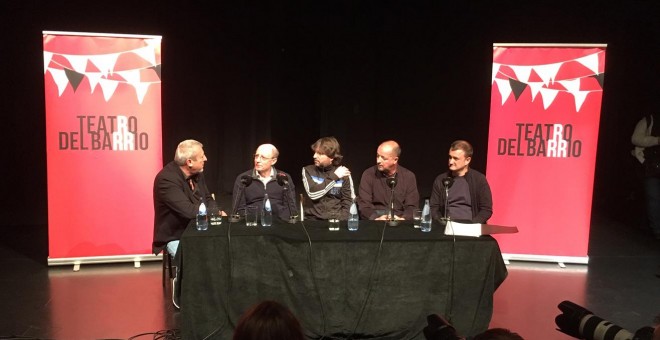 De izquierda a derecha: Marcos Hourmann, Ángel Hernández, Jordi Évole, Fernando Marín y David Lorente en el coloquio sobre eutanasia del Teatro del Barrio.- J. L