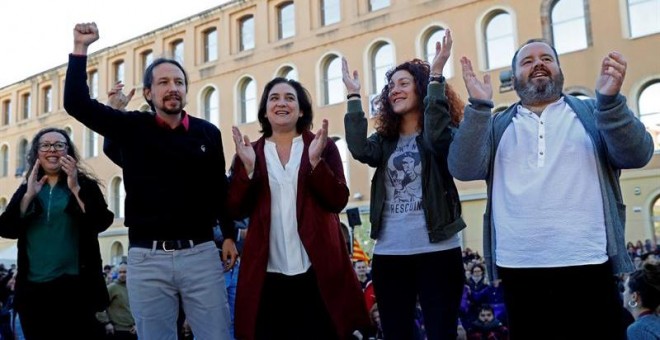 Pablo Iglesias, junto a Ada Colau y otros candidatos este miércoles en Barcelona. EFE/Toni Albir