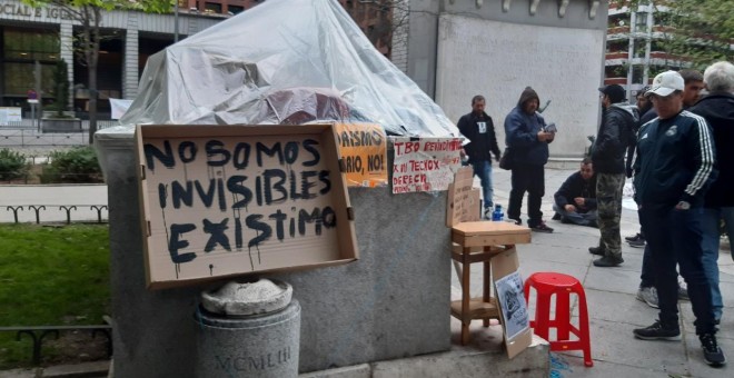 Uno de los carteles reivindicativos de las personas sin hogar, acampadas en el Paseo del Prado de Madrid. – D.M.