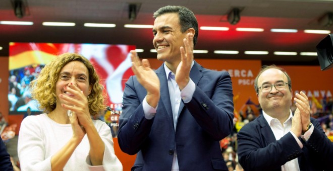 El presidente del Gobierno Pedro Sánchez (c), la candidata al Congreso y ministra Meritxell Batet (i) y el primer secretario del PSC Miquel Iceta (d), en el mitin central de los socialistas catalanes en Barcelona. EFE/ Quique García